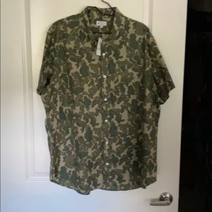 GAP.’  New short sleeve standard fit shirt , camo